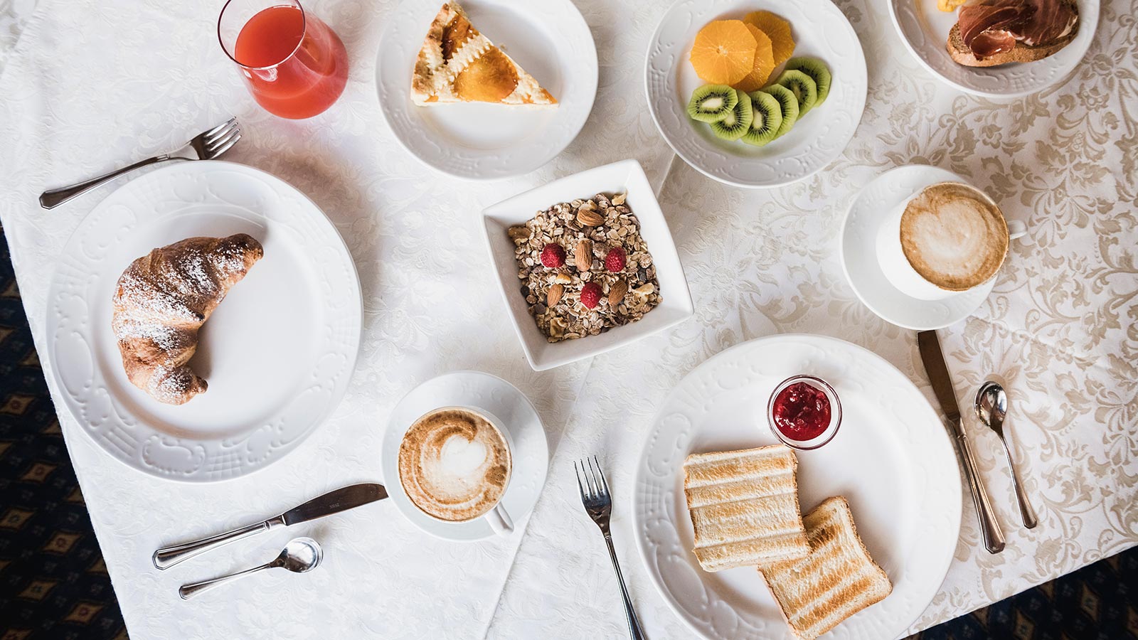 Ein leckeres Frühstück mit Obst, Croissants, Müsli, Torten und Cappuccino im Hotel Laguscei